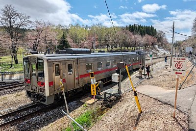 キハ54形気動車と構内踏切