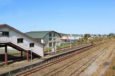 ホームと跨線橋
