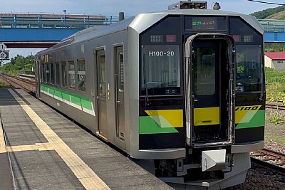 H100形気動車がホームに停車