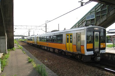 キハE120形気動車